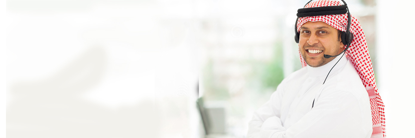 موظفو البنك السعودي للاستثمار يقومون بتوزيع سلال غذائية للأسر الفقيرة